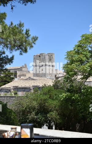 Traditionelle Dächer und Häuser umgeben einen Steinturm mit abgerissener Oberseite im Dorf Erice Stockfoto