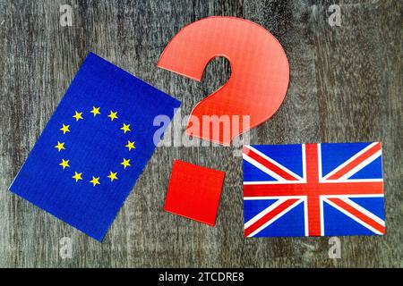 Flaggen der EU und Großbritanniens mit Fragezeichen, Brexit Stockfoto