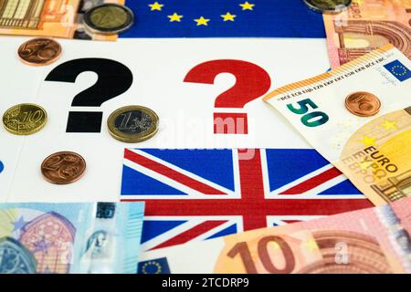 Flaggen der EU und Großbritanniens mit Fragezeichen und Euro, Brexit Stockfoto