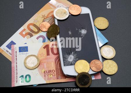 Handy mit defektem Display und Euro, Symbolbildkosten für Handy Stockfoto