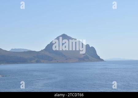 Blick auf den Monte Cofano von der anderen Seite der Bucht in der sizilianischen Provinz Trapani Stockfoto