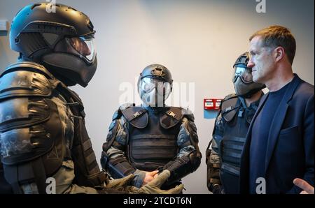 Charleroi, Belgien. Dezember 2023. Paul Magnette, Bürgermeister von Charleroi, wurde während der Einweihung des Ausbildungszentrums der Bundespolizei in Jumet, Charleroi, am Dienstag, den 12. Dezember 2023, dargestellt. BELGA PHOTO VIRGINIE LEFOUR Credit: Belga News Agency/Alamy Live News Stockfoto