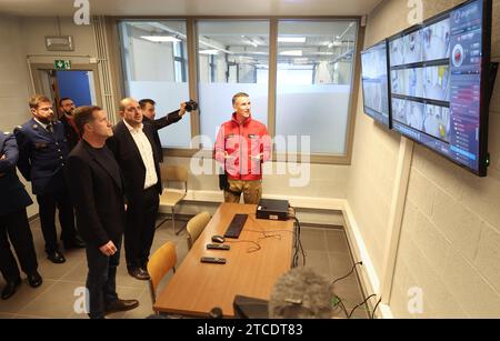 Charleroi, Belgien. Dezember 2023. Paul Magnette, Bürgermeister von Charleroi, und Mathieu Michel, Staatssekretär für digitale Agenda und Privatsphäre, fotografiert bei der Einweihung des Ausbildungszentrums der Bundespolizei in Jumet, Charleroi, Dienstag, den 12. Dezember 2023. BELGA PHOTO VIRGINIE LEFOUR Credit: Belga News Agency/Alamy Live News Stockfoto