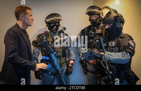 Charleroi, Belgien. Dezember 2023. Paul Magnette, Bürgermeister von Charleroi, wurde während der Einweihung des Ausbildungszentrums der Bundespolizei in Jumet, Charleroi, am Dienstag, den 12. Dezember 2023, dargestellt. BELGA PHOTO VIRGINIE LEFOUR Credit: Belga News Agency/Alamy Live News Stockfoto