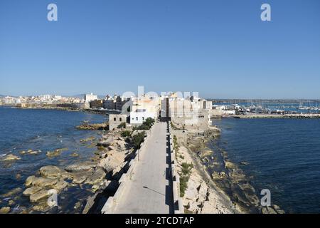 Blick auf die Asphaltstraße auf den Felsen, die zur Altstadt von Trapani führen Stockfoto