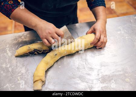 Machen Sie Brioche mit Mohnsamen und traditionellem süßem jüdischen Weihnachtsbrot Stockfoto