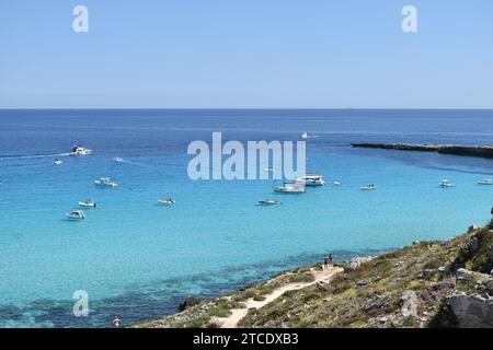 Mehrere Boote schwimmen im hellblauen mittelmeer der Bucht Cala Rossa auf der sizilianischen Insel Favignana Stockfoto