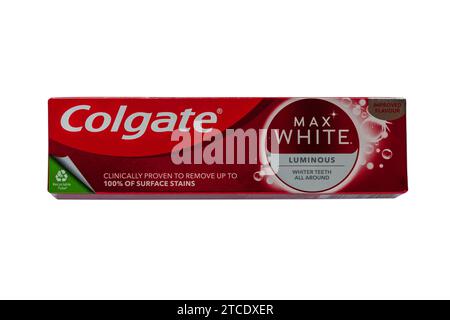 Box Colgate Max White leuchtende Fluorid-Zahnpasta auf weiß – klinisch erwiesen entfernt bis zu 100 % der Oberflächenflecken, weißere Zähne rundum Stockfoto