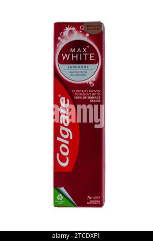 Box Colgate Max White leuchtende Fluorid-Zahnpasta auf weiß – klinisch erwiesen entfernt bis zu 100 % der Oberflächenflecken, weißere Zähne rundum Stockfoto