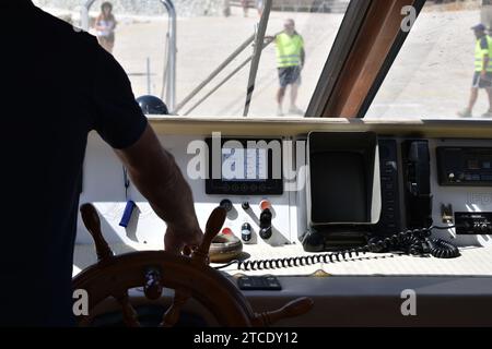 Blu Lines Kreuzfahrtschiff „La Conia“ Motorinstrumente, Tasten und Schalter auf der Brücke während des Andockvorgangs im Hafen von Levanzo Stockfoto