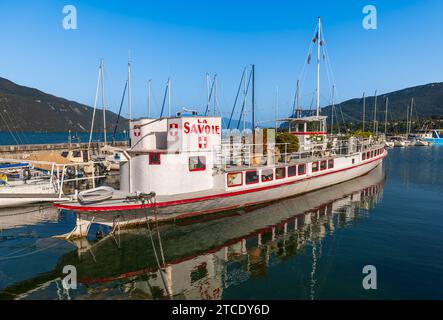 Ein Touristenboot auf dem Bourget-See in Savoie, in der Auvergne Rhône Alpes, Frankreich Stockfoto