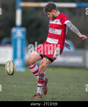 Englische Amateur-Rugby-Union-Spieler spielen in einem Ligaspiele bei nassem und matschigem Wetter. Stockfoto