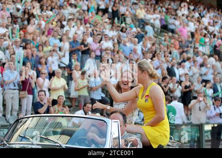 - BRÜSSEL, BELGIEN: Die belgischen Tennismeisterinnen Justine Henin und Kim Clijsters (R), die während einer Ehrentour bei der Veranstaltung „Best of Belgium“ anlässlich des Beginns des belgischen EU-Ratsvorsitzes am Donnerstag, den 08. Juli 2010, in Brüssel gezeigt wurden. Die Veranstaltung umfasst ein Tennisspiel und Konzerte. Es ist eine neue Welt Reccord für die meisten Zuschauer eines Tennisspiels. VIRGINIExLEFOUR PUBLICATIONxINxGERxSUIxAUTxONLY x84141076stx Stockfoto