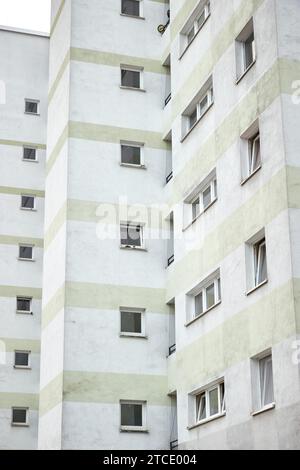 Hamburg, Deutschland. Dezember 2023. Blick auf ein Wohnhaus in Eidelstedt. Das Ministerium für Stadtentwicklung und Wohnungsbau stellt den neuen Index der qualifizierten Miete 2023 vor. Quelle: Georg Wendt/dpa/Alamy Live News Stockfoto