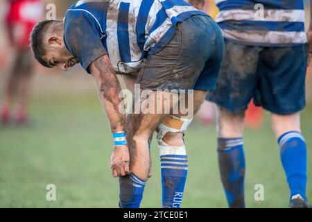 Schlammig und schmutzig Beine der britischen Bewunderer Rugby Union Spieler. Stockfoto