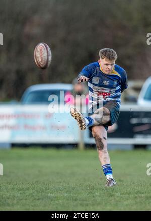 Englische Amateur-Rugby-Union-Spieler spielen in einem Ligaspiele bei nassem und matschigem Wetter. Stockfoto