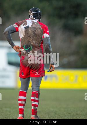 Englischer Amateur-Rugby-Union-Spieler mit einem dreckigen und matschigen Nummer 13-Shirt. Stockfoto