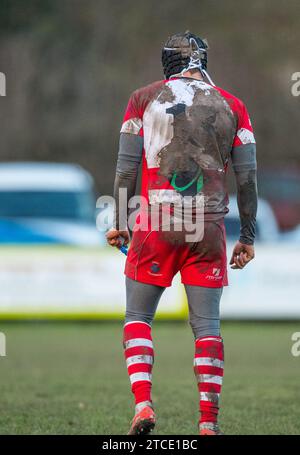 Englischer Amateur-Rugby-Union-Spieler mit einem dreckigen und matschigen Nummer 13-Shirt. Stockfoto