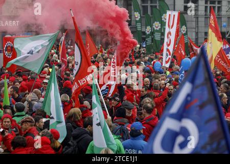 Brüssel, Belgien Dezember 2023. Die Abbildung zeigt eine Demonstration gegen die Pläne der Europäischen Union, die Sparpolitik wieder einzuführen, am Dienstag, den 12. Dezember 2023 in Brüssel. Die Staats- und Regierungschefs der Union aus Belgien, Frankreich, Italien, Österreich und auf europäischer Ebene werden die Probleme und Alternativen im Zusammenhang mit Plänen zur Wiedereinführung der Sparpolitik durch die Reform der EU-Regeln für die wirtschaftspolitische Steuerung aufdecken. BELGA FOTO HATIM KAGHAT Credit: Belga News Agency/Alamy Live News Stockfoto