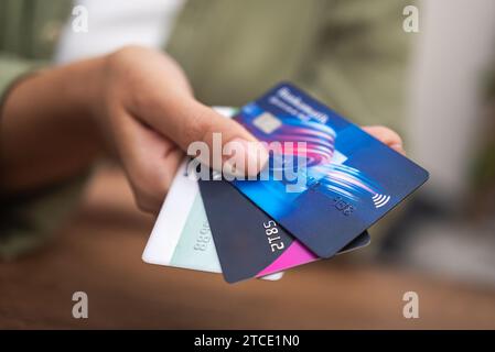 Nahaufnahme Frau Hand hält Kreditkarten, Online-Zahlung Shopping-Banking, kontaktlose Kreditkarten Stockfoto