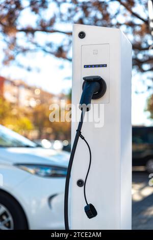 Elektrisches Autoladegerät auf öffentlichen Straßen. Stockfoto