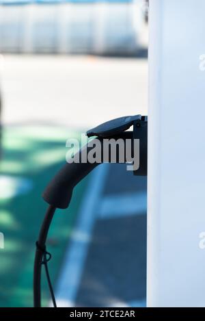 Elektrisches Autoladegerät auf öffentlichen Straßen. Stockfoto