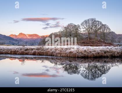 River Brathey bei Elterwater an einem sehr kalten Wintermorgen bei Sonnenaufgang Stockfoto