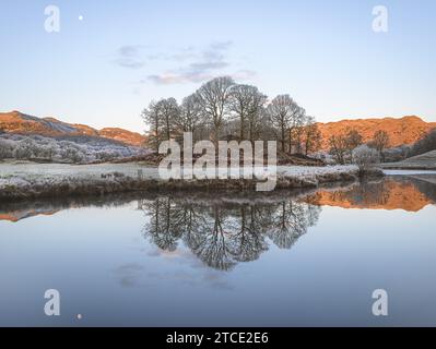 River Brathey bei Elterwater an einem sehr kalten Wintermorgen bei Sonnenaufgang Stockfoto