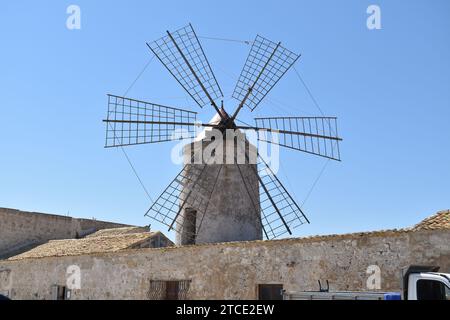 Hölzerne Windmühle auf einem Steinturm im Salzmuseum Museo del Sale im Naturreservat Saline di Trapani in Culcasi, Sizilien Stockfoto