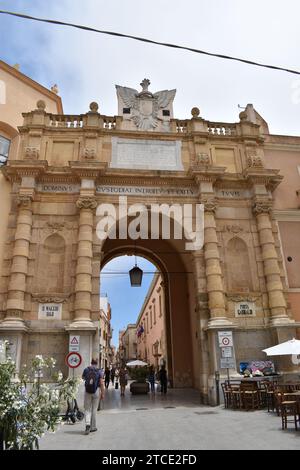 Blick auf den Eingang der Porta Garibaldi zur Altstadt von Marsala Stockfoto