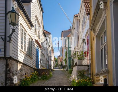 Schöne alte Holzhäuser in Bergens ruhigen Nebenstraßen Stockfoto