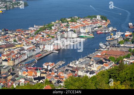 Blick hinunter auf Bergen von der Spitze der Floibahnen Standseilbahn Stockfoto