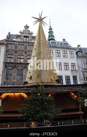 Kopenhagen, Dänemark /12. Dezember 2023/.Besucher auf dem weihnachtsmarkt in der Innenstadt und Essen deutscher weihnachtswein Getränke und weihnachtsmann und andere weihnachtsartikel auf dem weihnachtsmarkt in der Hauptstadt. (Photo.Francis Joseph Dean/Dean Pictures) Stockfoto