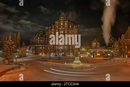 Banff, Alberta, Kanada – 11. Dezember 2023: Nächtlicher Blick auf das Fairmount Banff Springs Hotel und das Castello Restaurant Stockfoto