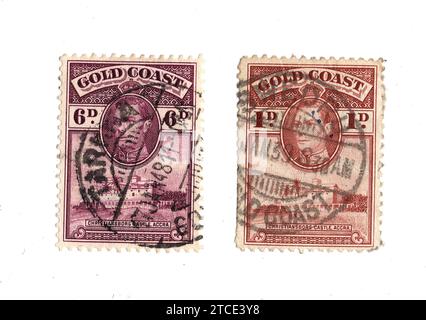 Ein Paar Vintage King George VI Briefmarken von Gold Coast isoliert auf weißem Hintergrund. Stockfoto