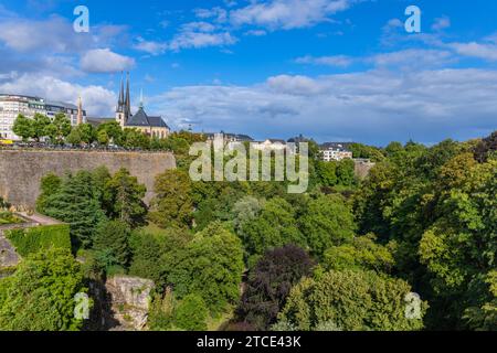 Ville-Haute, Luxemburg: 01. August 2023; Festungsmauern am Boulevard Franklin Delano Roosevelt mit katholischer Kathedrale Notre-Dame im Hintergrund Stockfoto