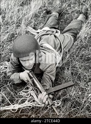 Britische FALLSCHIRMJÄGER posieren mit Sten Gun um 1943 Stockfoto