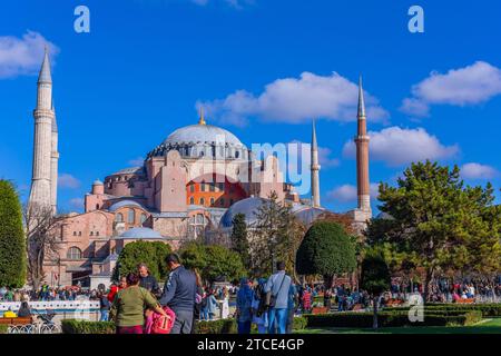 Istanbul, Türkei - 14. November 2023. Blick auf den Sultan Ahmet Park vor der Hagia Sophia Grand Moschee und Hagia Sophia Hurrem Sultan Bathhouse. Su Stockfoto