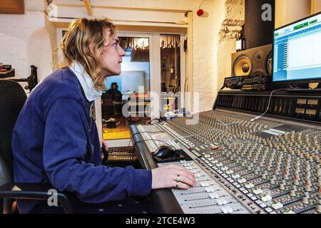 Berlin, Deutschland. Lucas / Leonard Wellington im Tonstudio, Aufnahme und Produktion moderner, populärer Musik, Beats und Tracks. Stockfoto