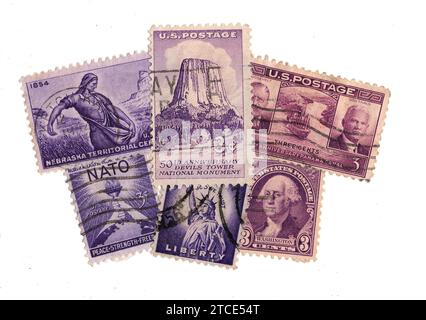 Eine Montage lila Vintage Briefmarken aus den USA isoliert auf weißem Hintergrund. Stockfoto