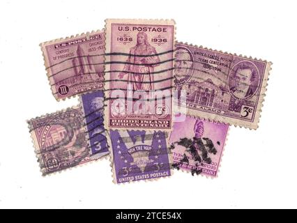 Eine Montage lila Vintage Briefmarken aus den USA isoliert auf weißem Hintergrund. Stockfoto
