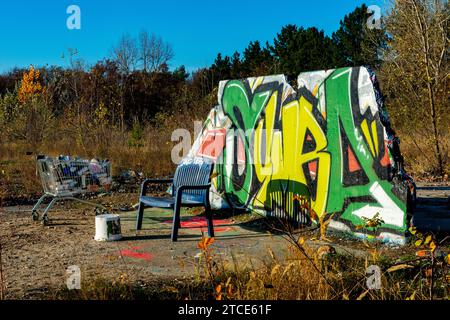 Berlin, Deutschland. Eine Mülldeponie für Teile der ehemaligen Berliner Mauer wird in eine riesige Graffiti- und Wandmalerei verlegt, wo städtische Künstler und Maler einen Ort finden, an dem sie ihre kreativen Werke freigeben können. Stockfoto