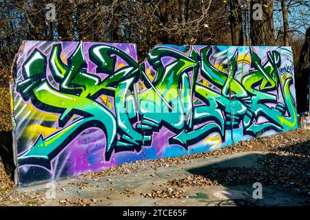 Berlin, Deutschland. Eine Mülldeponie für Teile der ehemaligen Berliner Mauer wird in eine riesige Graffiti- und Wandmalerei verlegt, wo städtische Künstler und Maler einen Ort finden, an dem sie ihre kreativen Werke freigeben können. Stockfoto