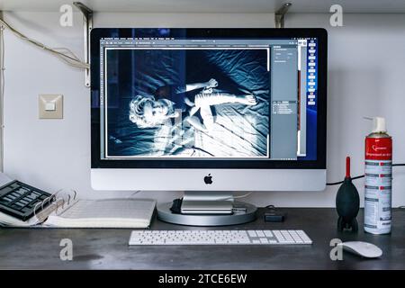 Tilburg, Niederlande. Scannen analoger Film, negative und positive, mit Hilfe der modernen Computertechnik und altmodische Zelluloid. Stockfoto