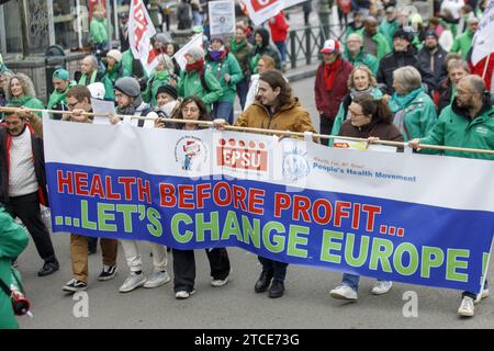 Brüssel, Belgien Dezember 2023. Die Abbildung zeigt eine Demonstration gegen die Pläne der Europäischen Union, die Sparpolitik wieder einzuführen, am Dienstag, den 12. Dezember 2023 in Brüssel. Die Staats- und Regierungschefs der Union aus Belgien, Frankreich, Italien, Österreich und auf europäischer Ebene werden die Probleme und Alternativen im Zusammenhang mit Plänen zur Wiedereinführung der Sparpolitik durch die Reform der EU-Regeln für die wirtschaftspolitische Steuerung aufdecken. BELGA FOTO HATIM KAGHAT Credit: Belga News Agency/Alamy Live News Stockfoto