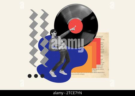 Horizontale Foto-Collage des jungen lustigen Mann in Brille Tanz hören Musik auf Wochenende Party erhöhte Hand Vinyl Platte Party Wochenende auf kreativ Stockfoto