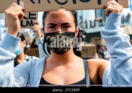 Rotterdam, Niederlande. Black Lives Mstter Demonstration in Down Town Erasmusbrug, um gegen Polizeigewalt und Rassismus zu protestieren, ausgelöst durch die Toten von George Floyd eine Woche zuvor. Juni 3, 2020 Stockfoto