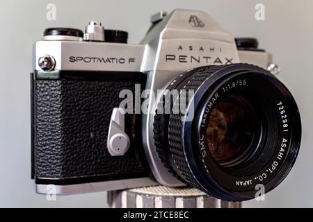 Tilburg, Niederlande. Vintahe & Retro Analog Asahi Pentax Kamera, montiert auf einem Studiostativ. Stockfoto