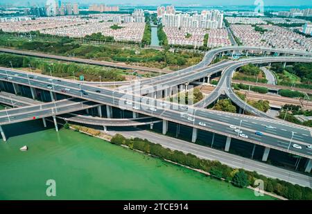 Drohnenansicht der mehrstöckigen Autobahnkreuzung mit fahrenden Autos. China. Stockfoto