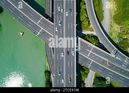 Drohnenansicht der mehrstöckigen Autobahnkreuzung mit fahrenden Autos. China. Stockfoto